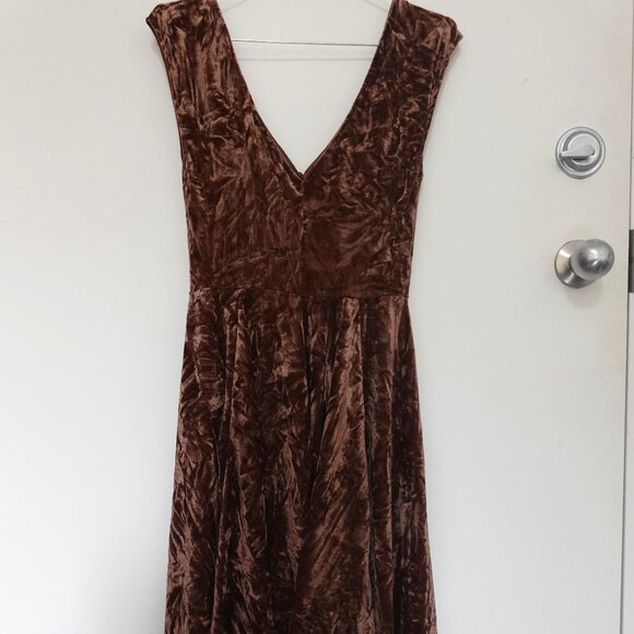 NWT UO Silence + Noise Corina Velvet Short Sleeve Mini Dress Chocolate Sz Small - Picture 8 of 13
